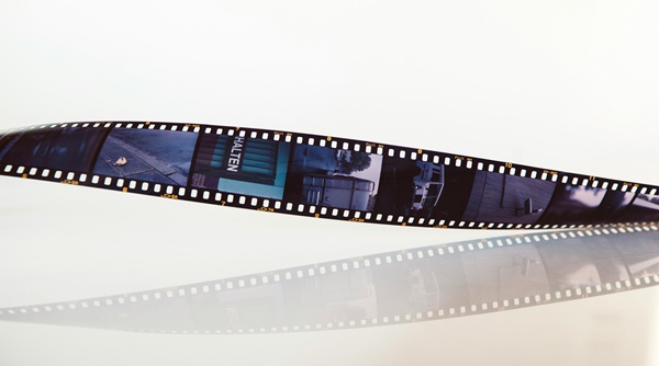 Blåt negativ på hvid baggrund